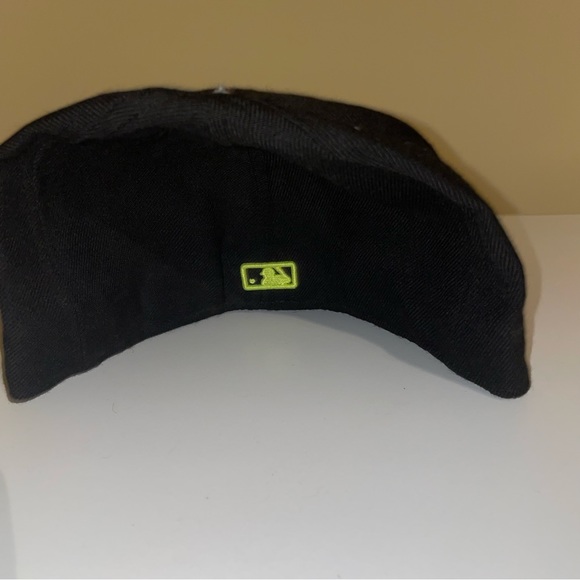 Men’s Atlanta Braves Logo Neón Yellow Fitted Flatbill Hat 7 3/8 - Picture 3 of 3